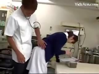 Sjuksköterska få henne fittor gnuggade av intern och 2 sjuksköterskor vid den surgery