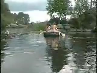 3 エリート 女の子 ヌード 女の子 で ザ· ジャングル 上の ボート のために ピーター ハント