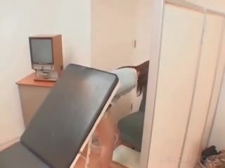 Азіатська пацієнт пизда opened з рефлектор на в healer