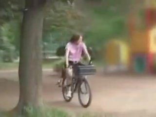 Japanska husmor masturbated medan ridning en specially modified smutsiga filma bike!