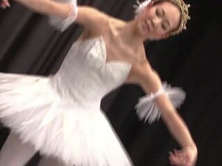 Ballet kolgotki torn go ahead during lesson
