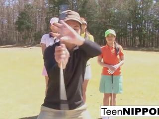 Drzé ázijské násťročné holky hrať a hra na vyzliekanie golf: hd špinavé film 0e