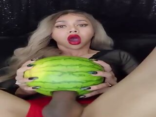 Longmint destroy một watermelon với cô ấy monsterdick