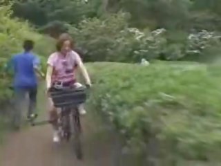 Japanska älskare masturbated medan ridning en specially modified porr bike!